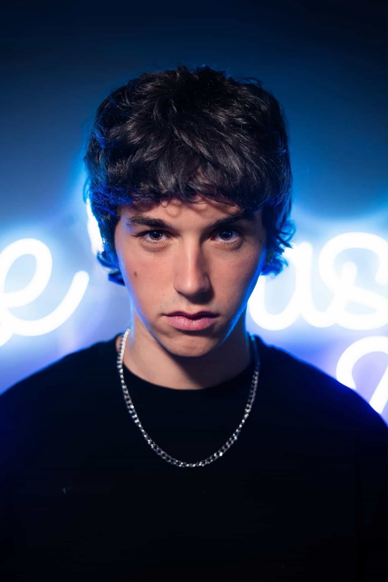 Retrato con iluminación azul