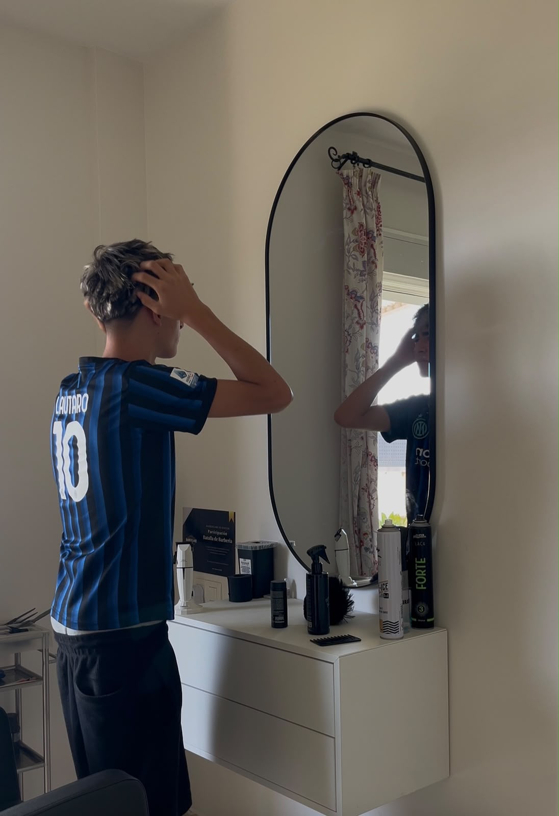 Cliente frente al espejo de una barbería
